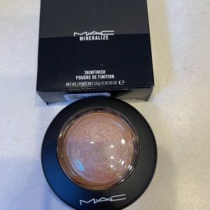 NWT MAC Mineralize skin finisher powder.soft and Gentle